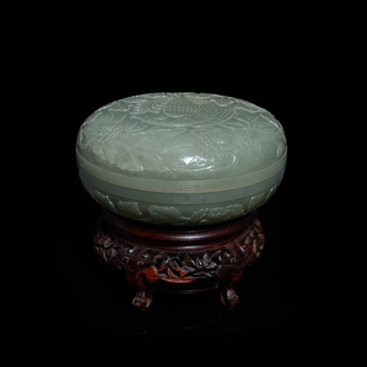 Een Chinese celadon jade dekseldoos met een feniks bij pioenbloesems, 19e eeuw